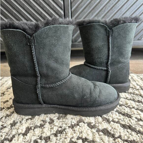 Girls UGG Bailey Button Black Size 2 - Picture 5 of 9